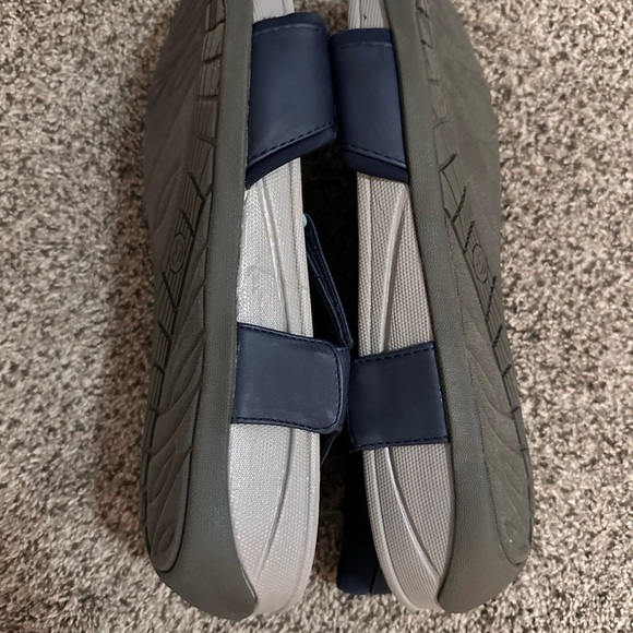 BareTraps Sporty Sandals Navy Slip-Resistant Hook & Loop. Size 11 - Picture 3 of 6